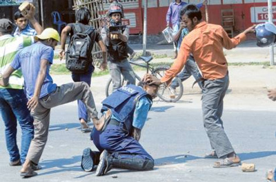 File:Jamaat-e-Islami activists attack cops in Rajshahi Bangladesh 3.jpg