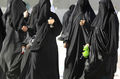 Una musulmana vistiendo una forma de hiyab que mucha gente encuentra objetable