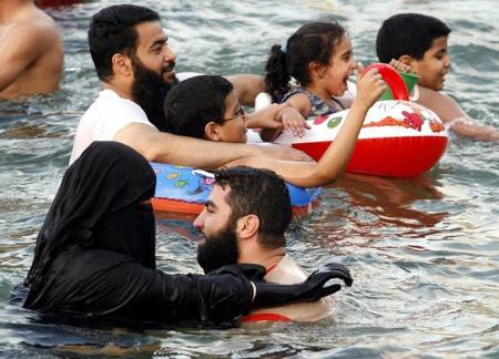 File:Swimming with niqab.jpg