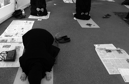 File:Women-praying-on-newspaper.jpg