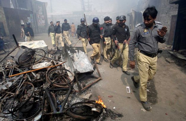 File:Mob torches dozens of Pakistani Christian homes 02.jpeg