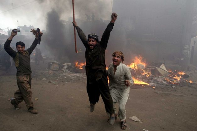 File:Mob torches dozens of Pakistani Christian homes 05.jpeg