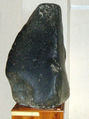 Une autre pierre noire : Pierre noire d'Aniconic autrefois vénérée au temple d'Aphrodite, près de Paphos, à Chypre.