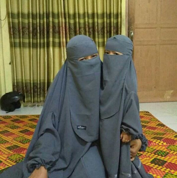File:Niqab pair.jpg